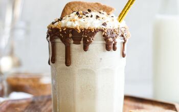Vanilla Biscoff Milkshake With Chocolate Drizzle