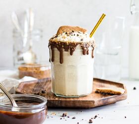 vanilla biscoff milkshake with chocolate drizzle