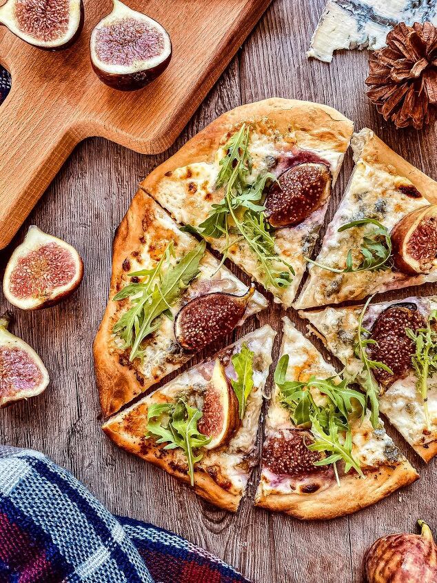 pizza with blue cheese and figs