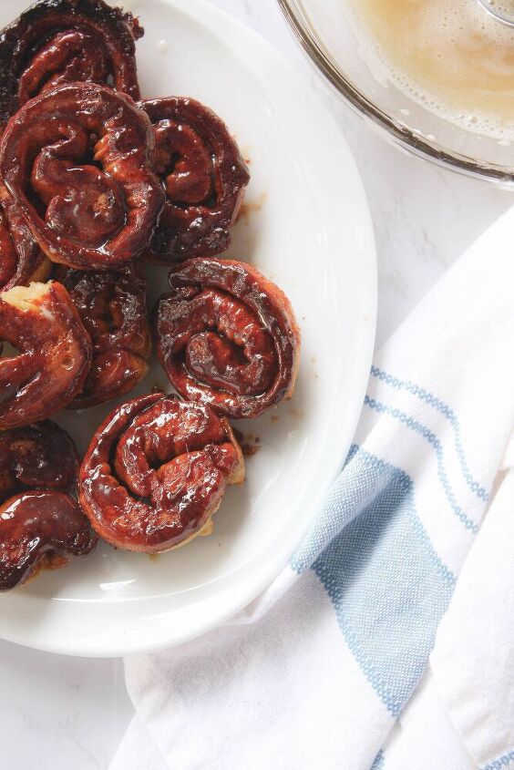 , Mini cinnamon rolls flipped upside down