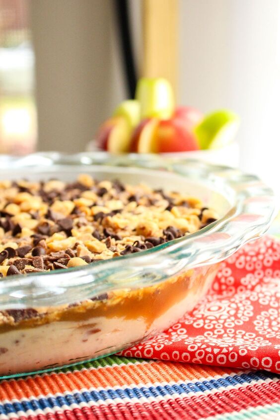 make a delicious caramel apple cheesecake dip in under 5 minutes