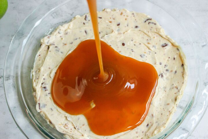 make a delicious caramel apple cheesecake dip in under 5 minutes