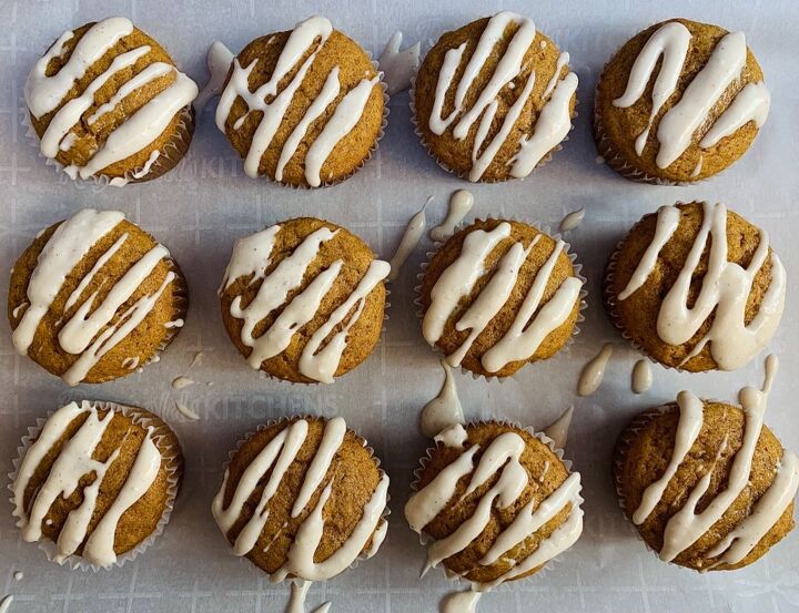 pumpkin spice banana muffins with maple cream cheese frosting