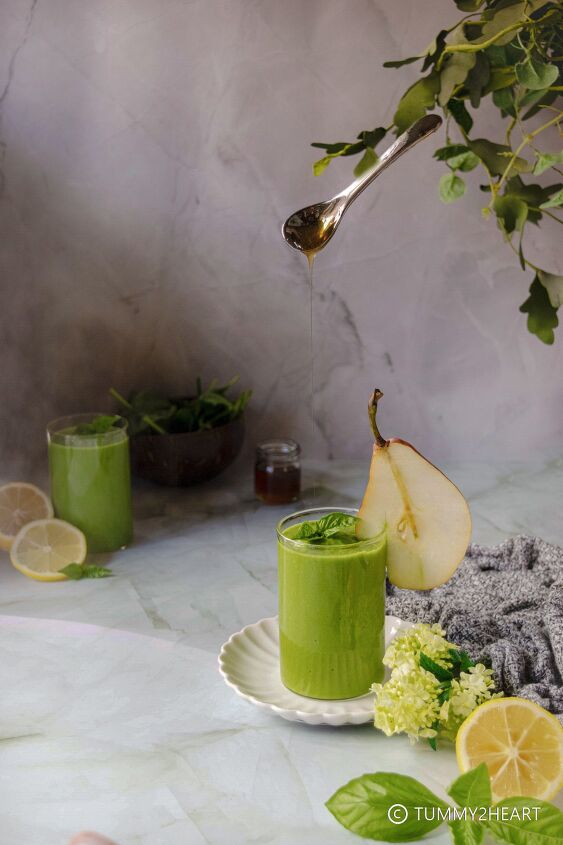 green smoothie with pear spinach and ginger
