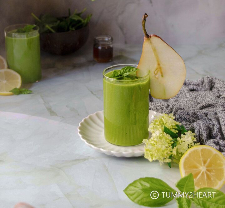 green smoothie with pear spinach and ginger
