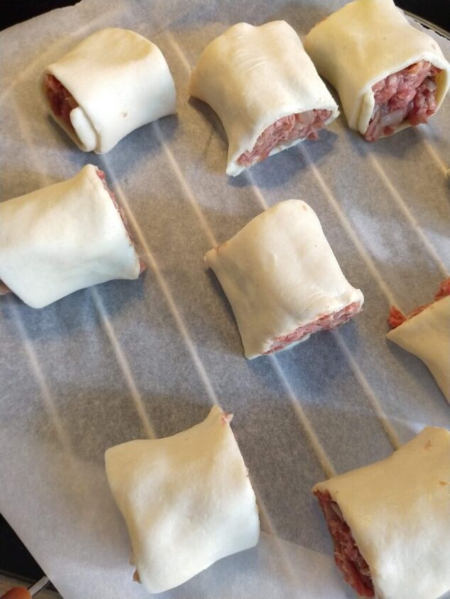 puff pastry sausage rolls with bacon easy