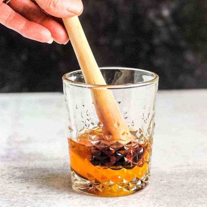 maple syrup old fashioned, Pour in maple syrup and bourbon then muddle together
