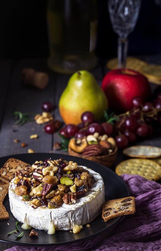 easy baked brie with nuts and cranberries