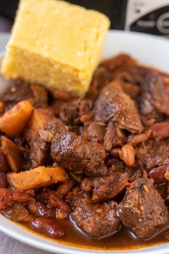 s 12 easy dump and go crockpot slow cooker recipes, Chunky Beef Crockpot Chili