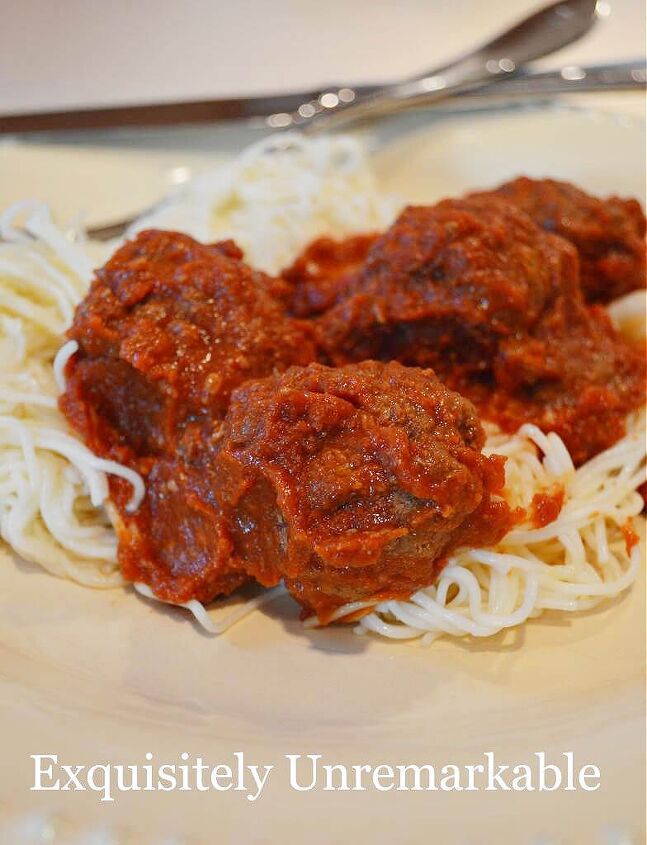 s 12 easy dump and go crockpot slow cooker recipes, Crockpot Meatballs and Sauce