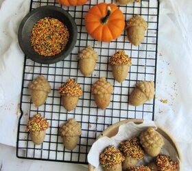 https://cdn-fastly.foodtalkdaily.com/media/2021/10/23/6651698/maple-spiced-acorn-cakes-with-maple-glaze-and-fall-sprinkles.jpg