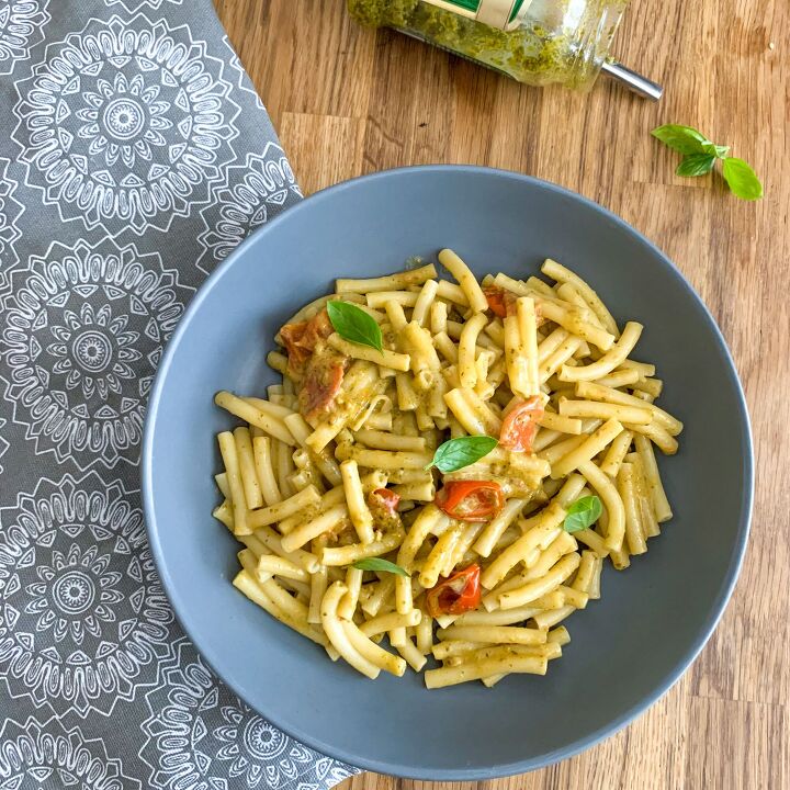 creamy pasta with pesto and tomatoes