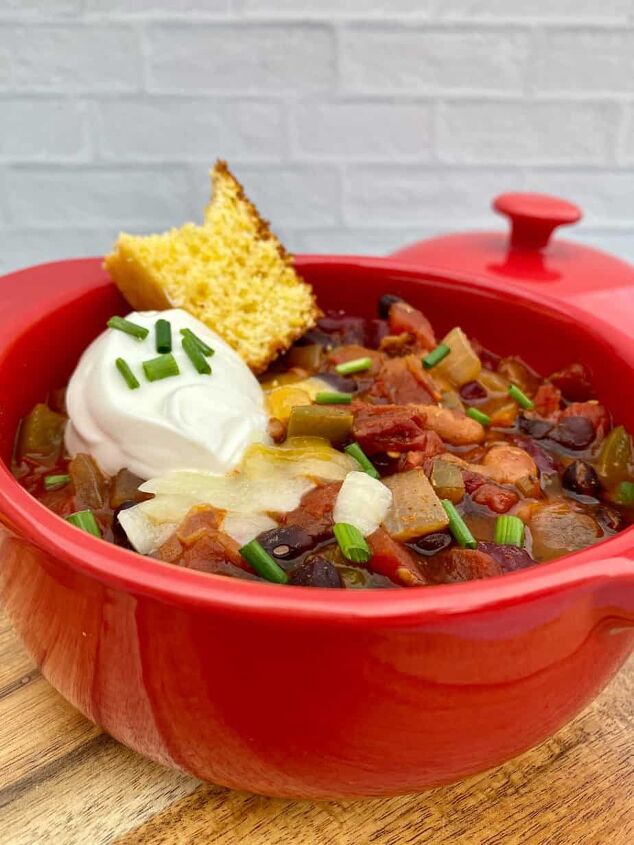 three bean and beer chili happy honey kitchen, I love to top my chili with cheese sour cream and cornbread