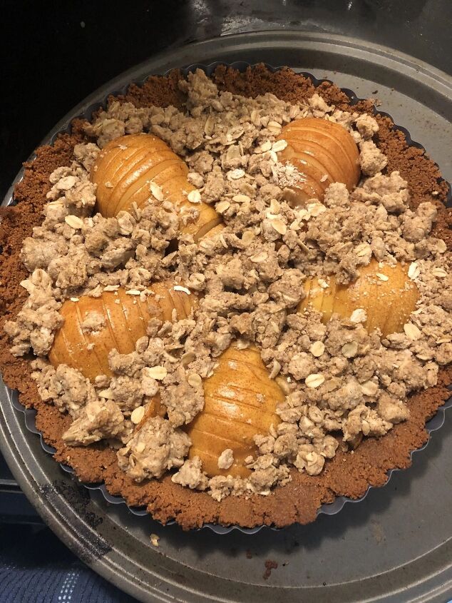 french pear crumble in a biscoff crust