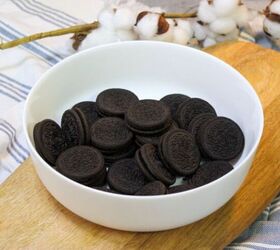 This no-bake cake tastes as delicious and creamy as a traditional cheesecake, but with an Oreo crunch