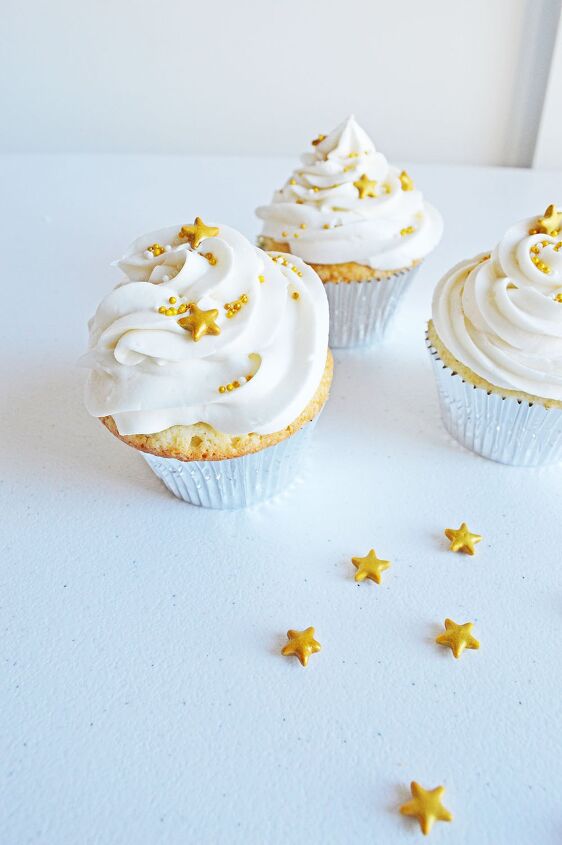 these champagne cupcakes are the perfect dessert for any celebration