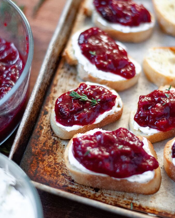 cranberry crostini with whipped goat cheese with thyme