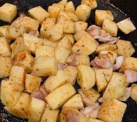 https://cdn-fastly.foodtalkdaily.com/media/2021/11/19/6674796/cast-iron-potatoes-and-bacon.jpg?size=720x845&nocrop=1