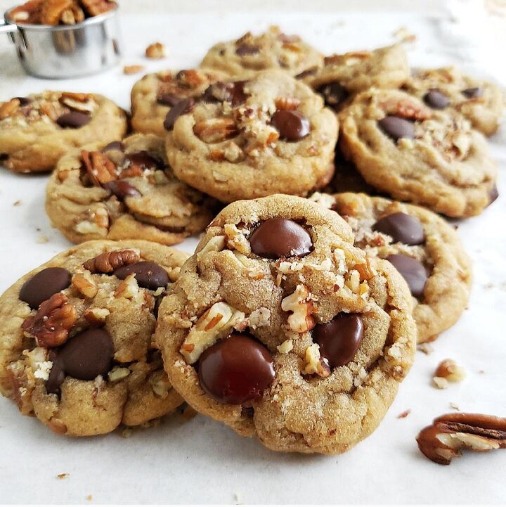 chocolate chip pecan cookies