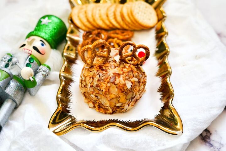 make this cute reindeer cheese ball for your holiday gatherings