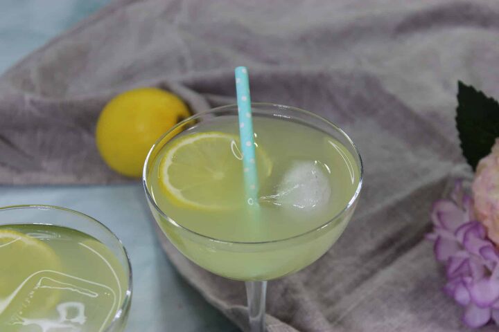 a simple limoncello spritz cocktail recipe for the holidays