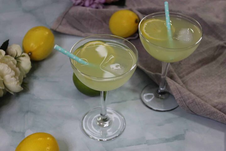 a simple limoncello spritz cocktail recipe for the holidays