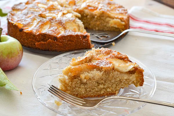 s 11 of the best dishes that combine apple and cinnamon, Easy Apple Cake