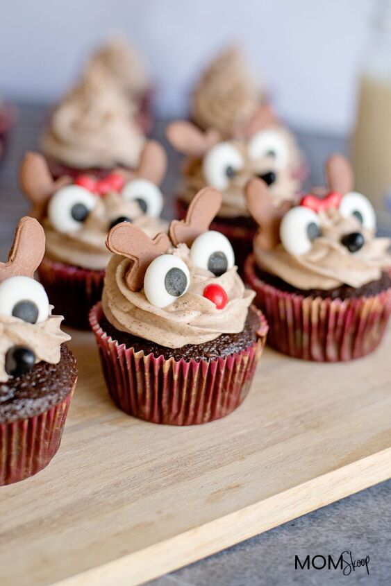 reindeer cupcakes with cinnamon cream cheese frosting