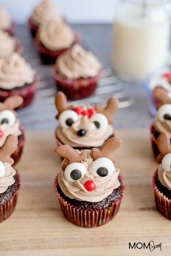 reindeer cupcakes with cinnamon cream cheese frosting