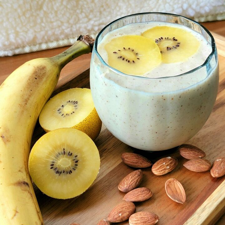 chamomile banana kiwi and almond smoothie