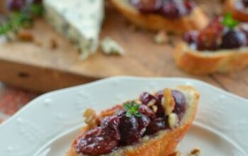Blue Cheese Crostini With Balsamic-Roasted Grapes