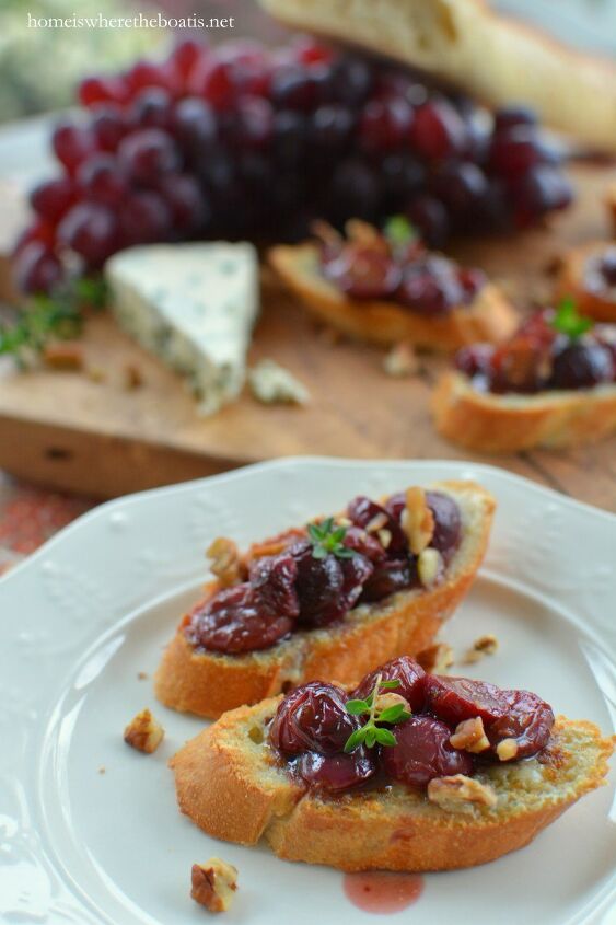 blue cheese crostini with balsamic roasted grapes