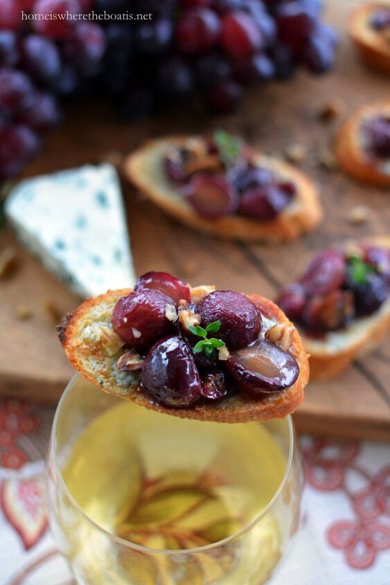 blue cheese crostini with balsamic roasted grapes