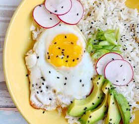 egg and garlic rice bowl