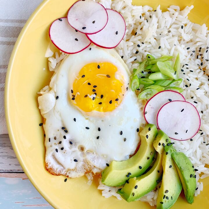 egg and garlic rice bowl