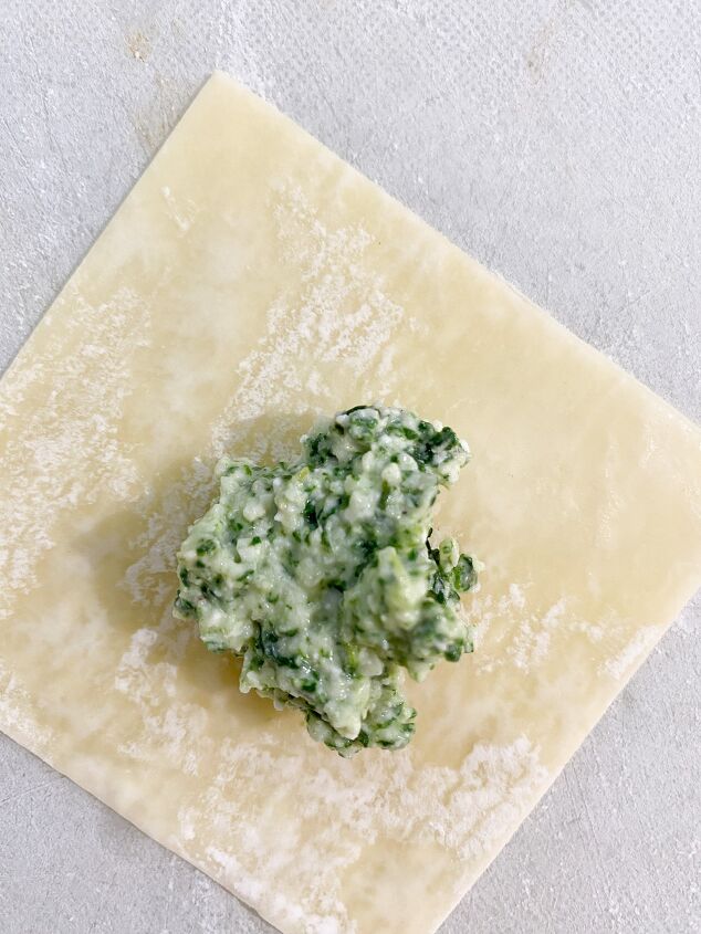 light homemade spinach and cheese ravioli with tomato sauce, Place 1 tsp of spinach and cheese mixture into center of wrapper