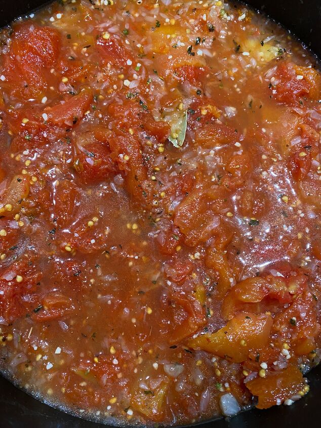 light homemade spinach and cheese ravioli with tomato sauce, Onions and garlic with tomatoes and spices