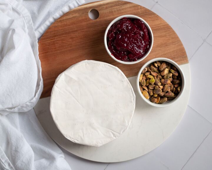 easy baked brie with raspberry jam and pistachios
