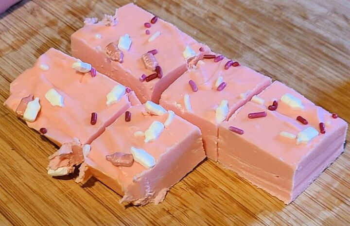strawberry 2 ingredient fudge with frosting