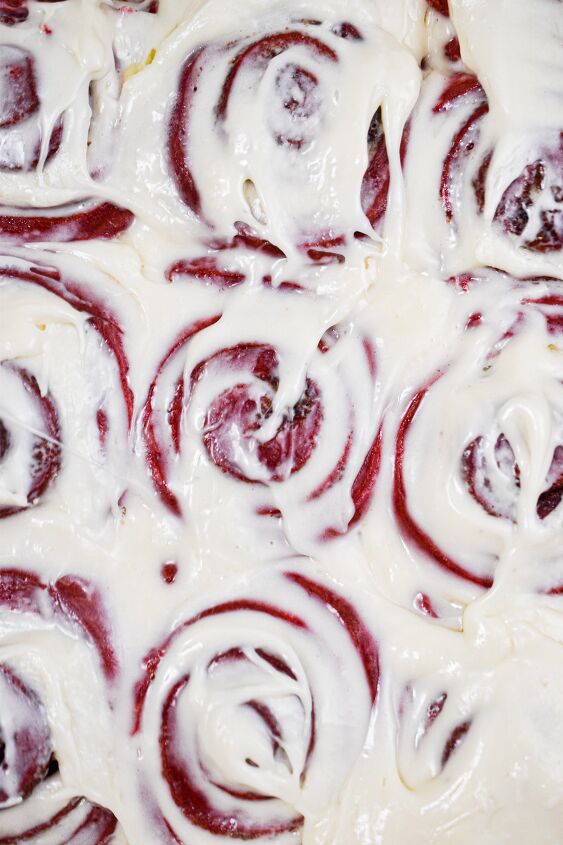 red velvet cinnamon rolls, Don t forget to ice the Red Velvet Cinnamon Buns