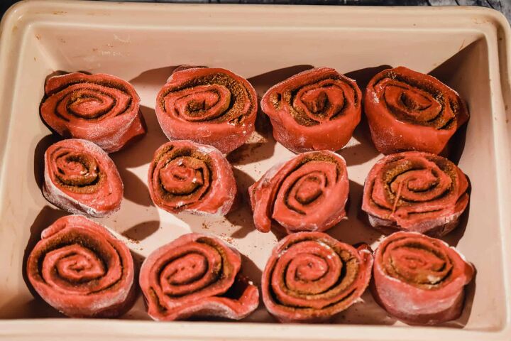red velvet cinnamon rolls, Buns ready to bake