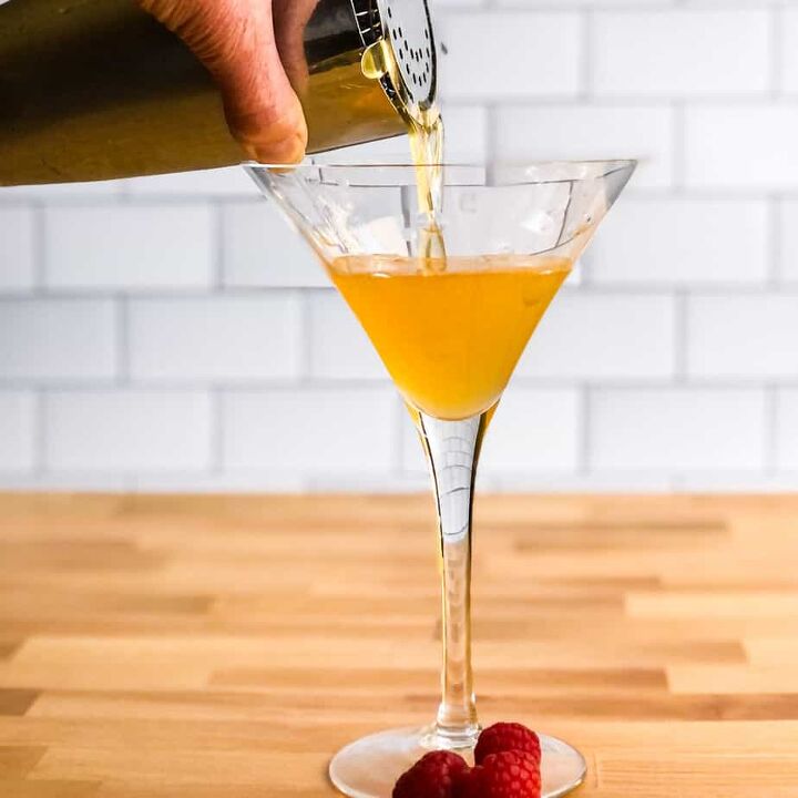 french martini, Strain into a martini glass