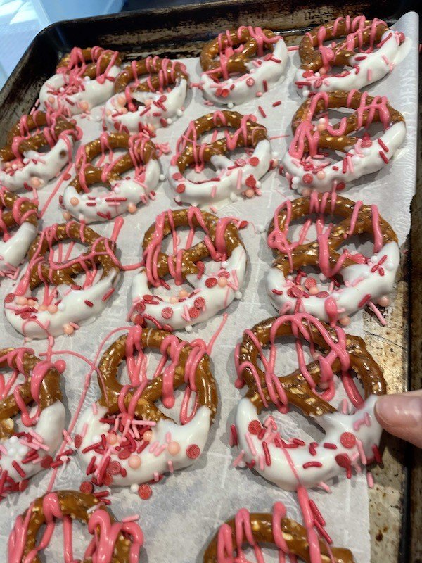 easy pink and white dipped valentine pretzel knots