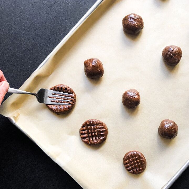 easy almond butter cookies, Create cross hatched marks with a fork