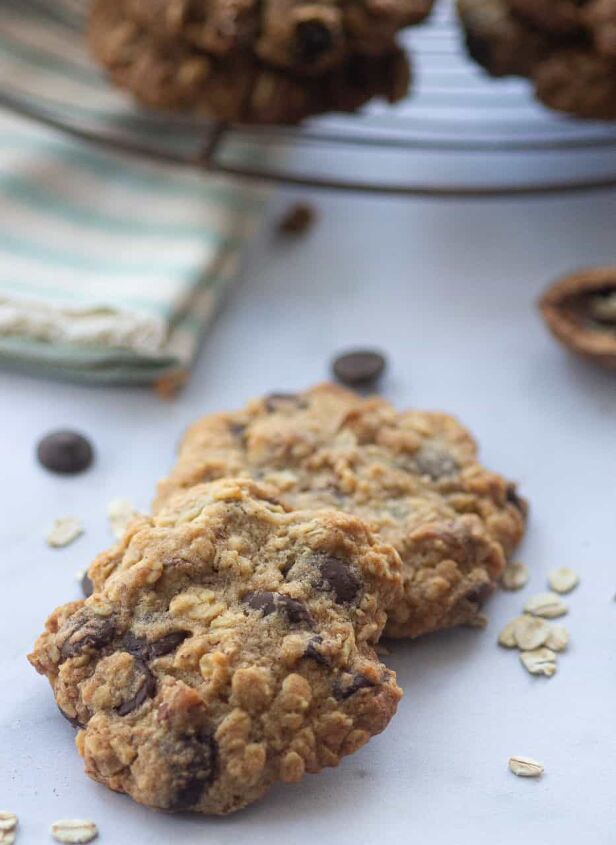how to make delicious vegan chocolate chip oatmeal cookies