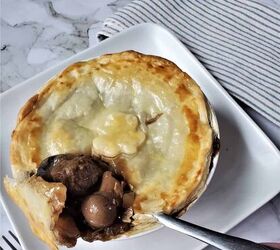 irish steak and guinness pie, Hearty beef and button mushrooms fill this Guinness Pie