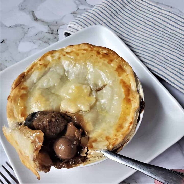 irish steak and guinness pie, Hearty beef and button mushrooms fill this Guinness Pie
