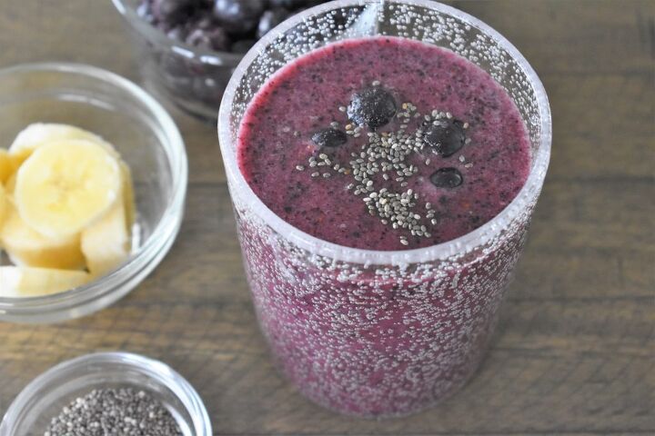 banana blueberry smoothie with coconut water