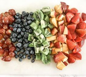 This rainbow sangria might be the most cheerful alcoholic beverage EVER (cheers!)