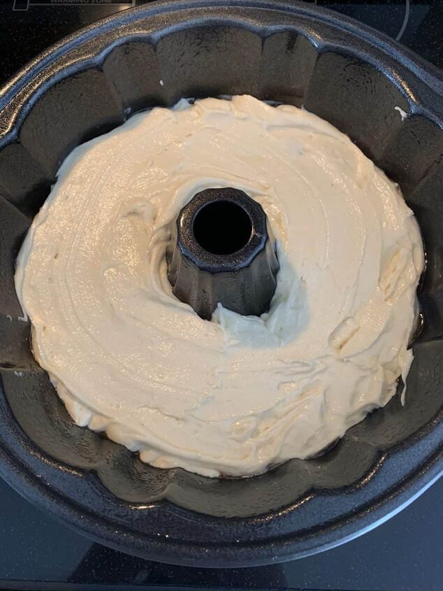 sour cream coffee cake, Top with remaining batter and spread evenly